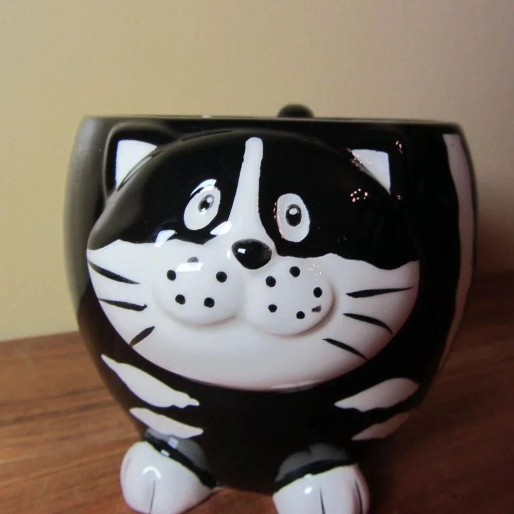 *BOGO mugs* 18 oz dolomite chubby black & white cat pier 1 mug (W5709)